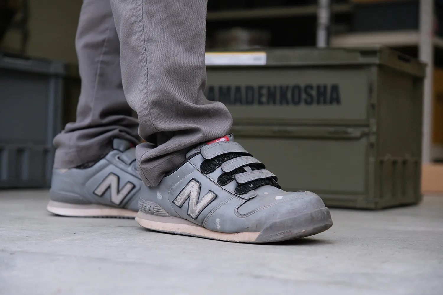 全社員に支給する仕事用のNBシューズ